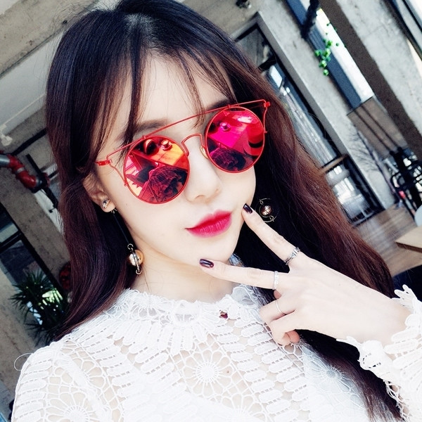 γυαλιά ηλίου πολλές σύγχρονες γυναίκες με UV-προστατευτικό γυαλί