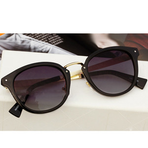 Κομψή κυρίες γυαλιά σε UV-προστατευτικό γυαλί