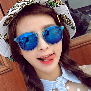 Κομψή κυρίες γυαλιά σε UV-προστατευτικό γυαλί