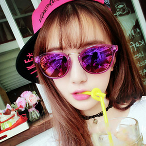 Κομψή κυρίες γυαλιά σε UV-προστατευτικό γυαλί