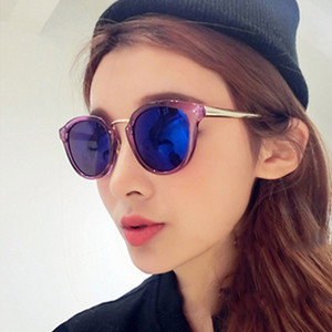 Κομψή κυρίες γυαλιά σε UV-προστατευτικό γυαλί