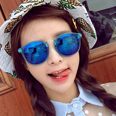 Κομψή κυρίες γυαλιά σε UV-προστατευτικό γυαλί