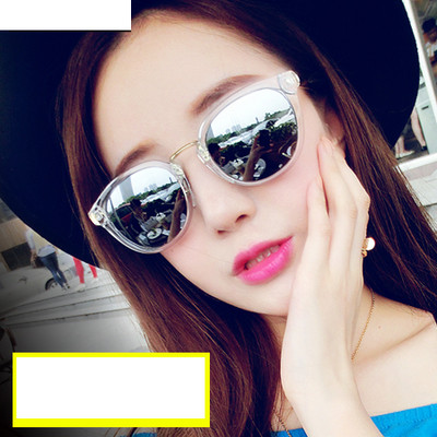 Κομψή κυρίες γυαλιά σε UV-προστατευτικό γυαλί