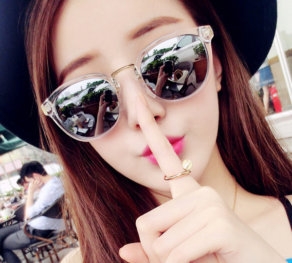 Κομψή κυρίες γυαλιά σε UV-προστατευτικό γυαλί