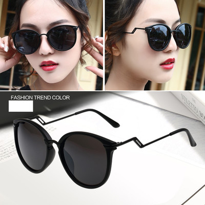 Υπερβολικό κυρίες γυαλιά ηλίου με ένα σπασμένο σκελετό