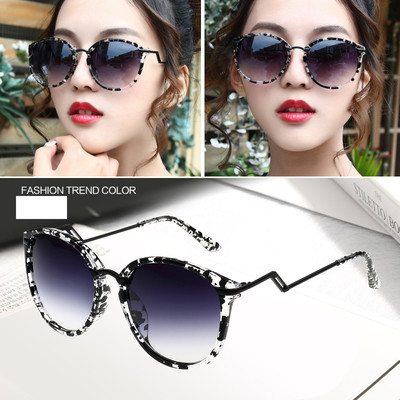 Υπερβολικό κυρίες γυαλιά ηλίου με ένα σπασμένο σκελετό