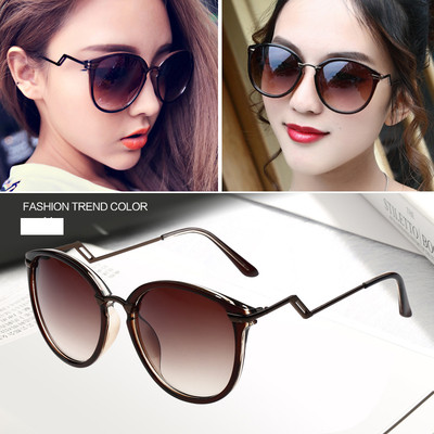 Υπερβολικό κυρίες γυαλιά ηλίου με ένα σπασμένο σκελετό