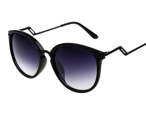 Υπερβολικό κυρίες γυαλιά ηλίου με ένα σπασμένο σκελετό