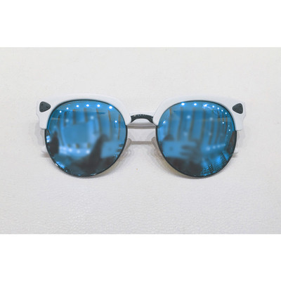 Πολλά σύγχρονα unisex γυαλιά ηλίου με UV-προστατευτικό γυαλί