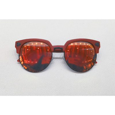 Πολλά σύγχρονα unisex γυαλιά ηλίου με UV-προστατευτικό γυαλί