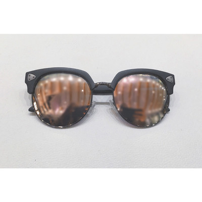 Πολλά σύγχρονα unisex γυαλιά ηλίου με UV-προστατευτικό γυαλί