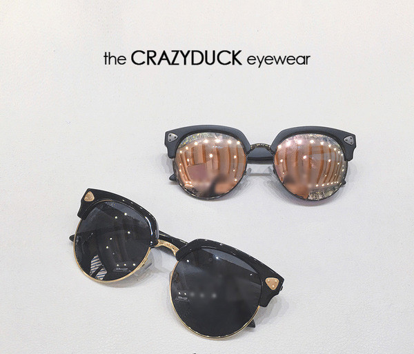 Πολλά σύγχρονα unisex γυαλιά ηλίου με UV-προστατευτικό γυαλί