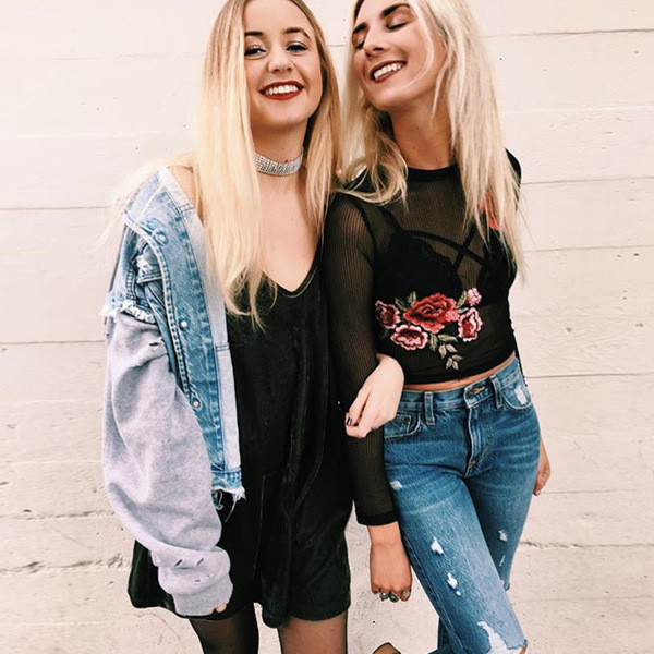 Μεγάλη καθαρή μπλούζα δαντέλα με μακριά μανίκια και όμορφα κεντήματα