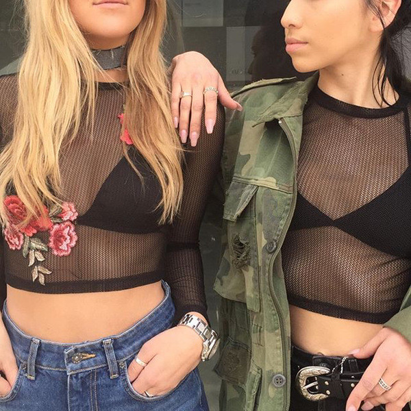 Μεγάλη καθαρή μπλούζα δαντέλα με μακριά μανίκια και όμορφα κεντήματα