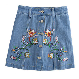 Φρέσκα κυρίες τζιν φούστα με όμορφα κεντήματα