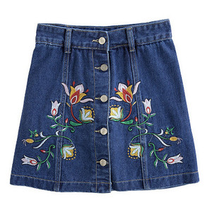 Φρέσκα κυρίες τζιν φούστα με όμορφα κεντήματα