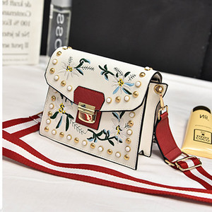 Δερμάτινη τσάντα κυρίες με τα όμορφα κεντήματα και μεταλλική αγκράφα