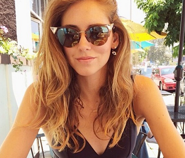 Μοντέρνα γυαλιά ηλίου για τις κυρίες με χρωματιστό γυαλί και σπασμένα κουφώματα