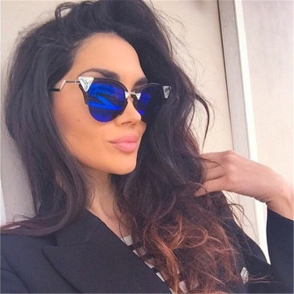 Μοντέρνα γυαλιά ηλίου για τις κυρίες με χρωματιστό γυαλί και σπασμένα κουφώματα