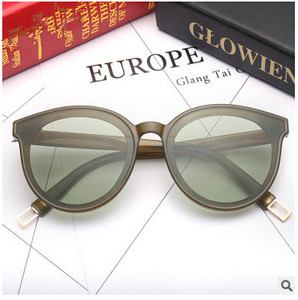 Κομψή γυαλιά ηλίου με πλαστικά πλαίσια