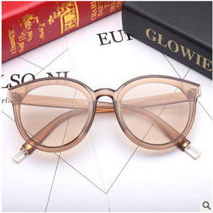 Κομψή γυαλιά ηλίου με πλαστικά πλαίσια