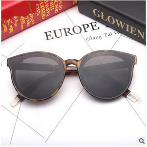 Κομψή γυαλιά ηλίου με πλαστικά πλαίσια