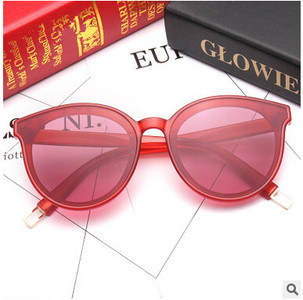 Κομψή γυαλιά ηλίου με πλαστικά πλαίσια