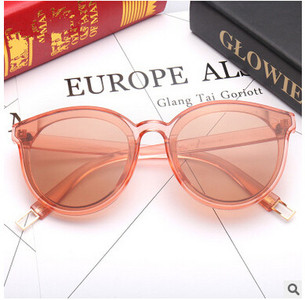 Κομψή γυαλιά ηλίου με πλαστικά πλαίσια