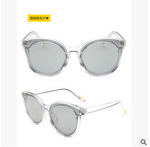 Κομψή γυαλιά ηλίου με πλαστικά πλαίσια