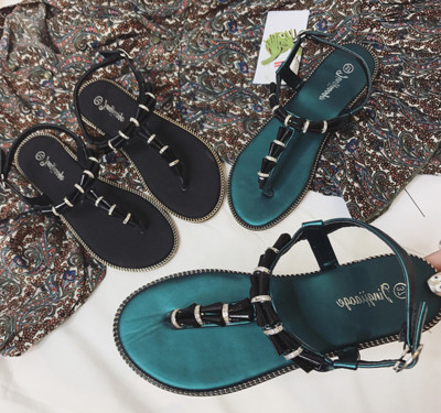 Летни дамски сандали в два стилни цвята