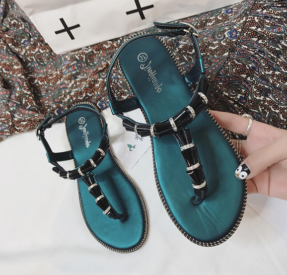 Летни дамски сандали в два стилни цвята