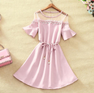 Σύγχρονες γυναίκες σατέν φόρεμα βράδυ