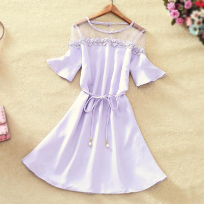 Σύγχρονες γυναίκες σατέν φόρεμα βράδυ