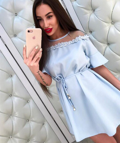 Σύγχρονες γυναίκες σατέν φόρεμα βράδυ