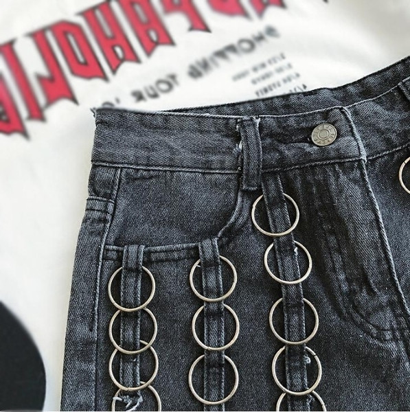 Къси дамски дънкови панталони с много интересни халки и ресни по крачолите