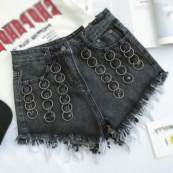 Къси дамски дънкови панталони с много интересни халки и ресни по крачолите