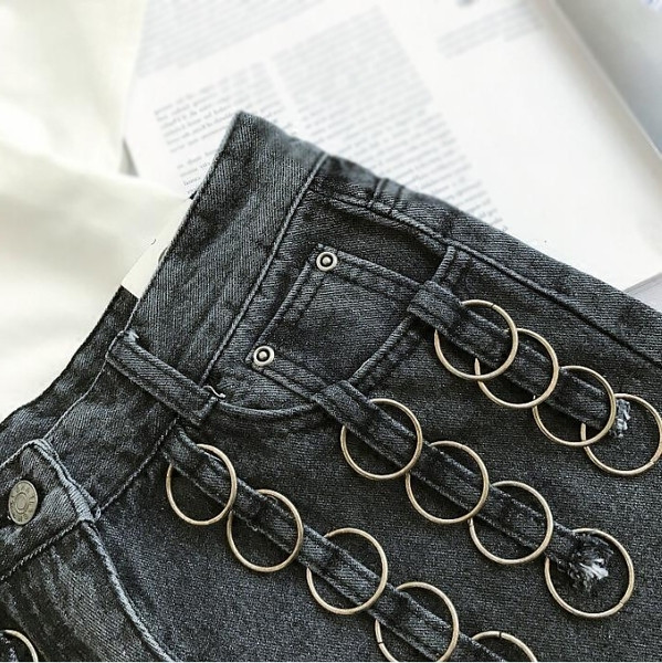 Къси дамски дънкови панталони с много интересни халки и ресни по крачолите