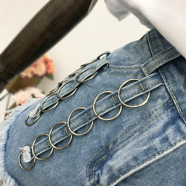 Къси дамски дънкови панталони с много интересни халки и ресни по крачолите