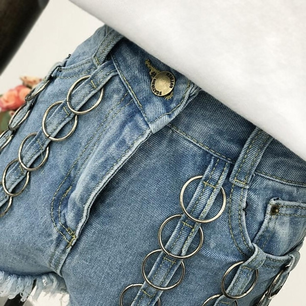 Къси дамски дънкови панталони с много интересни халки и ресни по крачолите