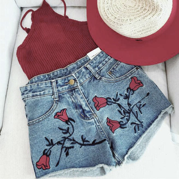 Κυρίες σορτς με μια πολύ απαλή μπουκετάκια broderiyka