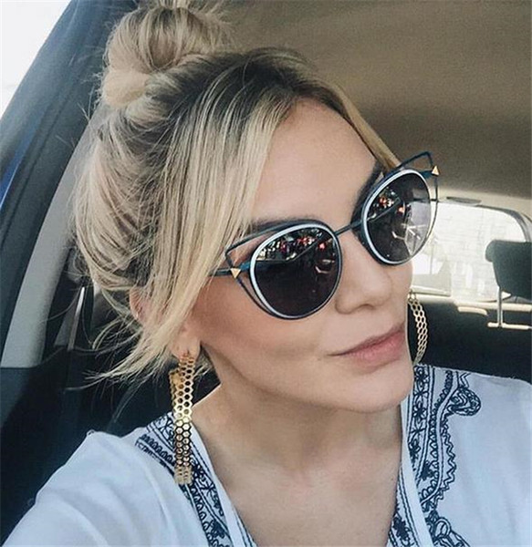 γυαλιά καρέ πολλές σύγχρονες γυναίκες με ενδιαφέρον