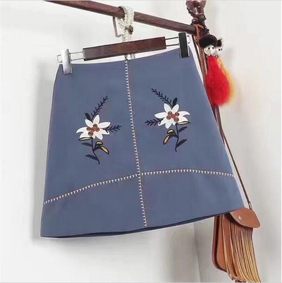 Ενδιαφέρουσες κυρίες φούστα με floral μοτίβα σε διάφορα χρώματα