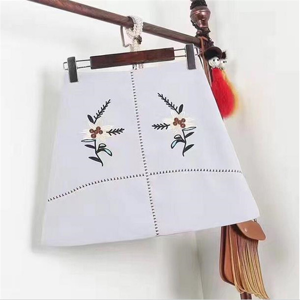 Ενδιαφέρουσες κυρίες φούστα με floral μοτίβα σε διάφορα χρώματα