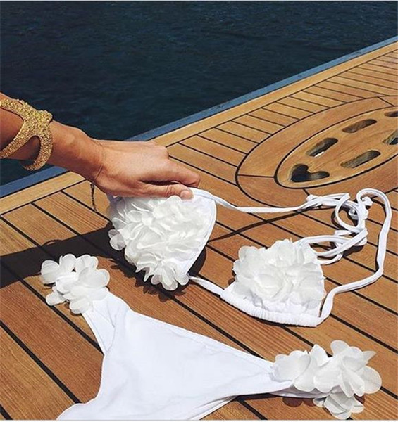 Η απρόσεκτη μαγιό με λουλούδια