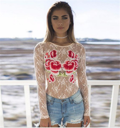 Δέστε λεπτή διαφανή μπλούζα με κεντημένα λουλούδια