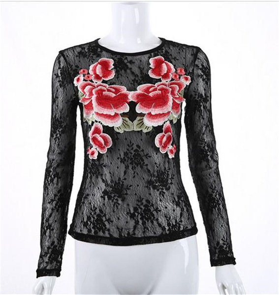 Δέστε λεπτή διαφανή μπλούζα με κεντημένα λουλούδια
