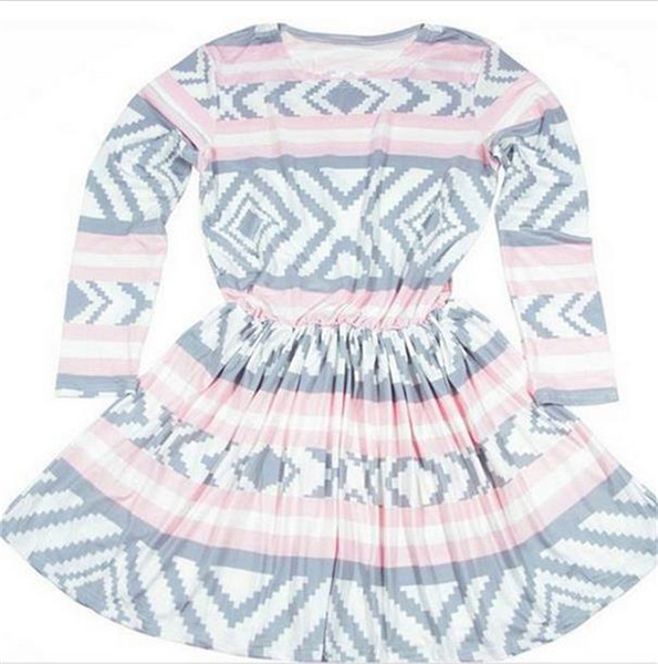 φόρεμα σύντομο κυρίες με μακριά μανίκια σε κομψό, μοντέρνο χρώμα