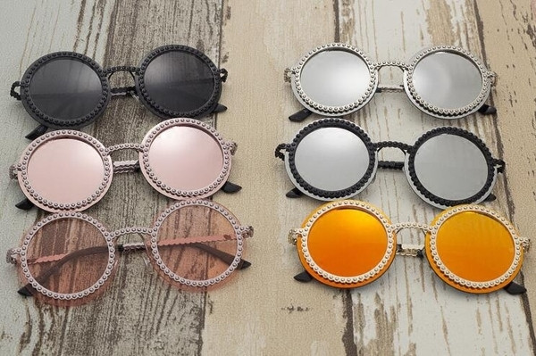 Μεγάλη κυρίες γυαλιά σε στυλ ρετρό