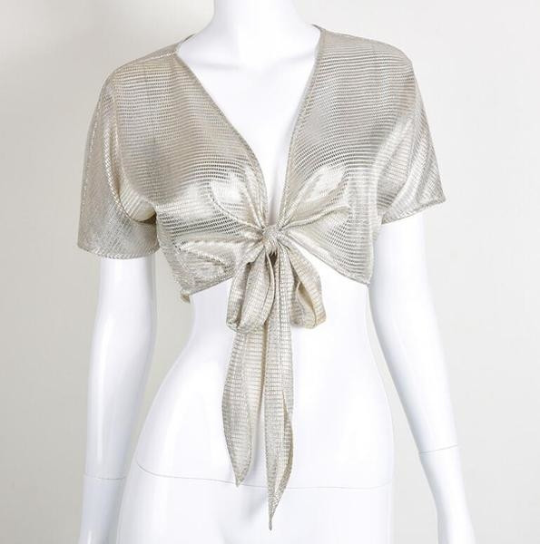 Υπερβολικό κυρίες μπλούζα με κοντά μανίκια και πολύ ενδιαφέρουσα δέσιμο με κορδέλα πάνω από τον ομφαλό