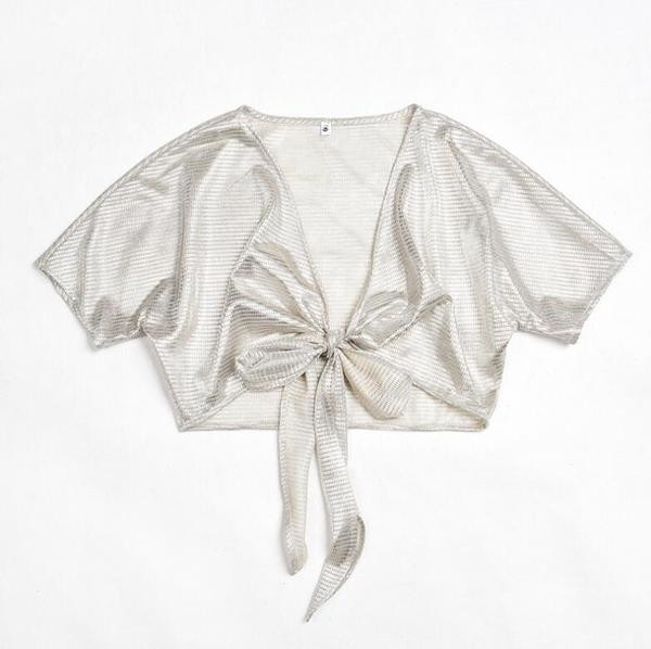 Υπερβολικό κυρίες μπλούζα με κοντά μανίκια και πολύ ενδιαφέρουσα δέσιμο με κορδέλα πάνω από τον ομφαλό